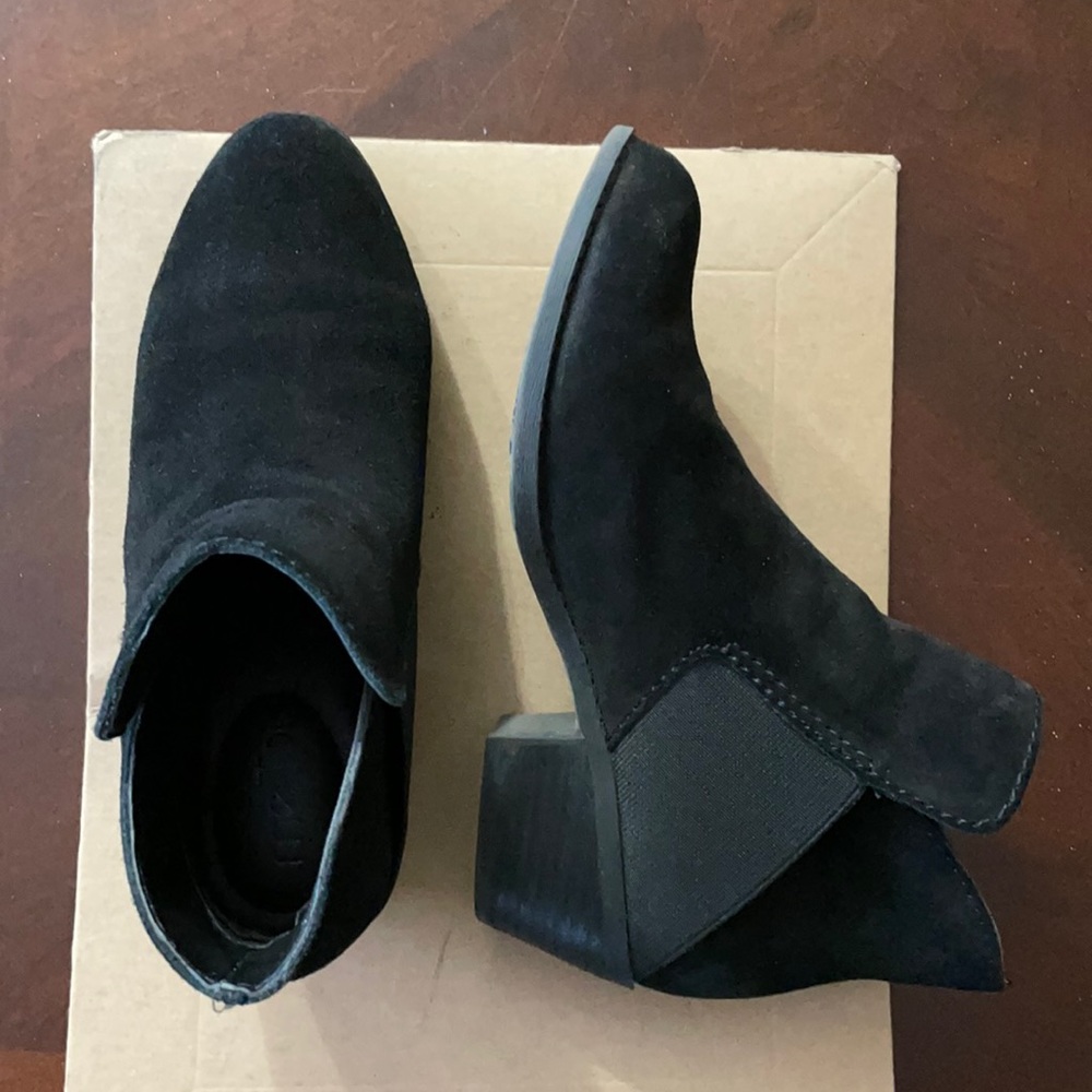 MeToo black suede booties